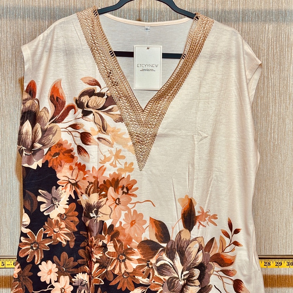 NWT Floral V-Neck Top XL Soft Beige Boho Style